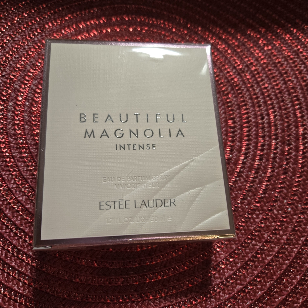 Estee Lauder Beautiful Magnolia Parfum - Picture 3 of 6